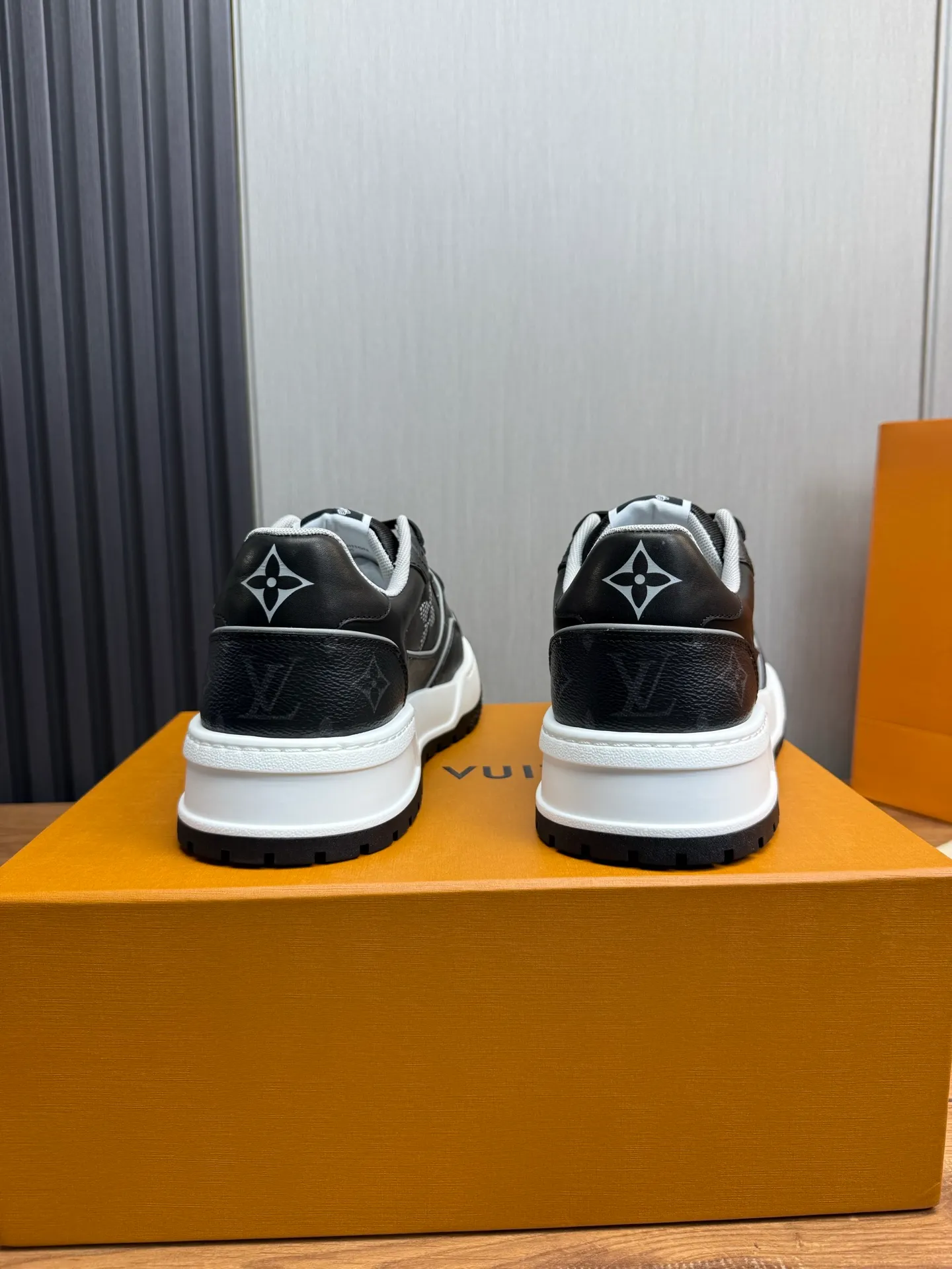 Men's shoes 💰860💰 LV. High version counters are on sale at the same time ⬆️ Men's new sneakers 🔥 The uppers are imported cowhide; "High-end, high-end, classy, ​​noble" workmanship is exquisite (original cowhide is used inside), soles: Original outsole specially provided by the original factory, taken in real life 🎬. Yardage: 38-44. (38.45 can be customized)